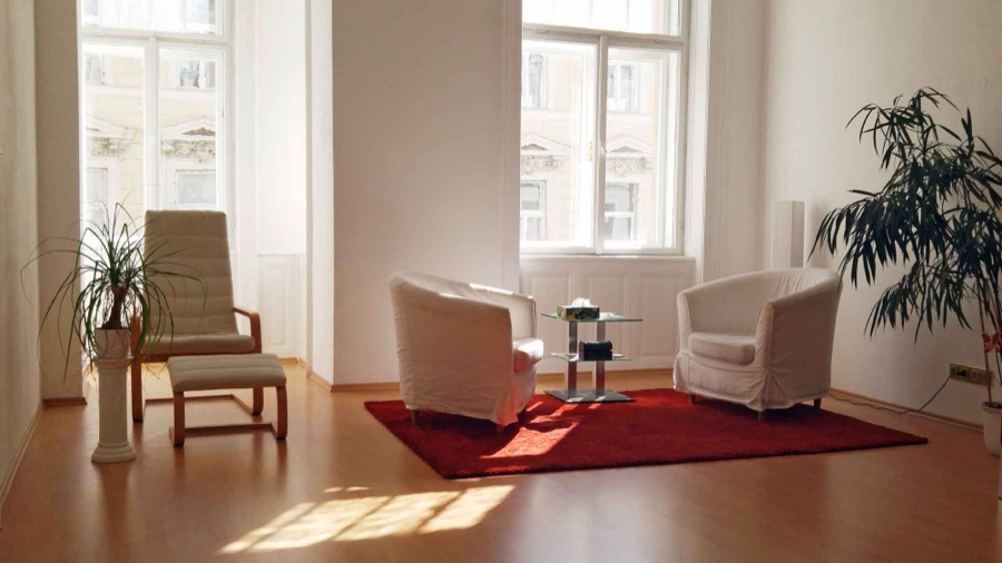 Heller Therapieraum der Praxis in Baden